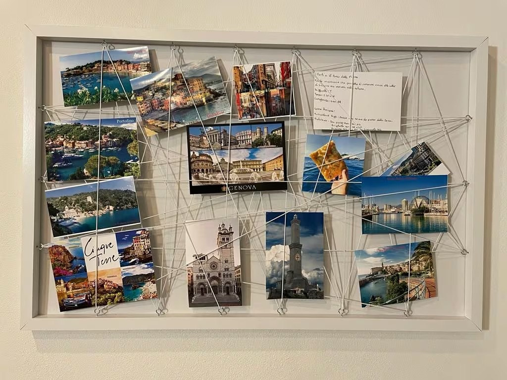 Quadro con cartoline della Liguria nell'appartamento