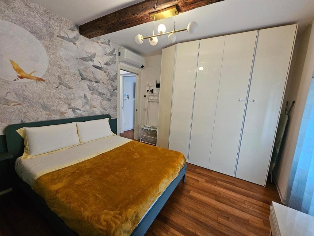 Camera da letto con armadio e carta da parati