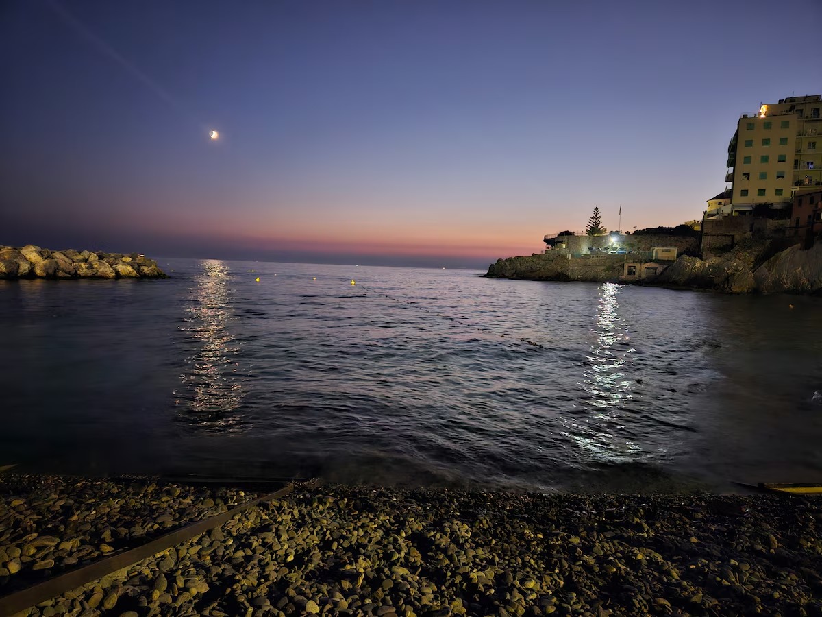 Spiaggia di Genova al tramonto con la luna sul mare