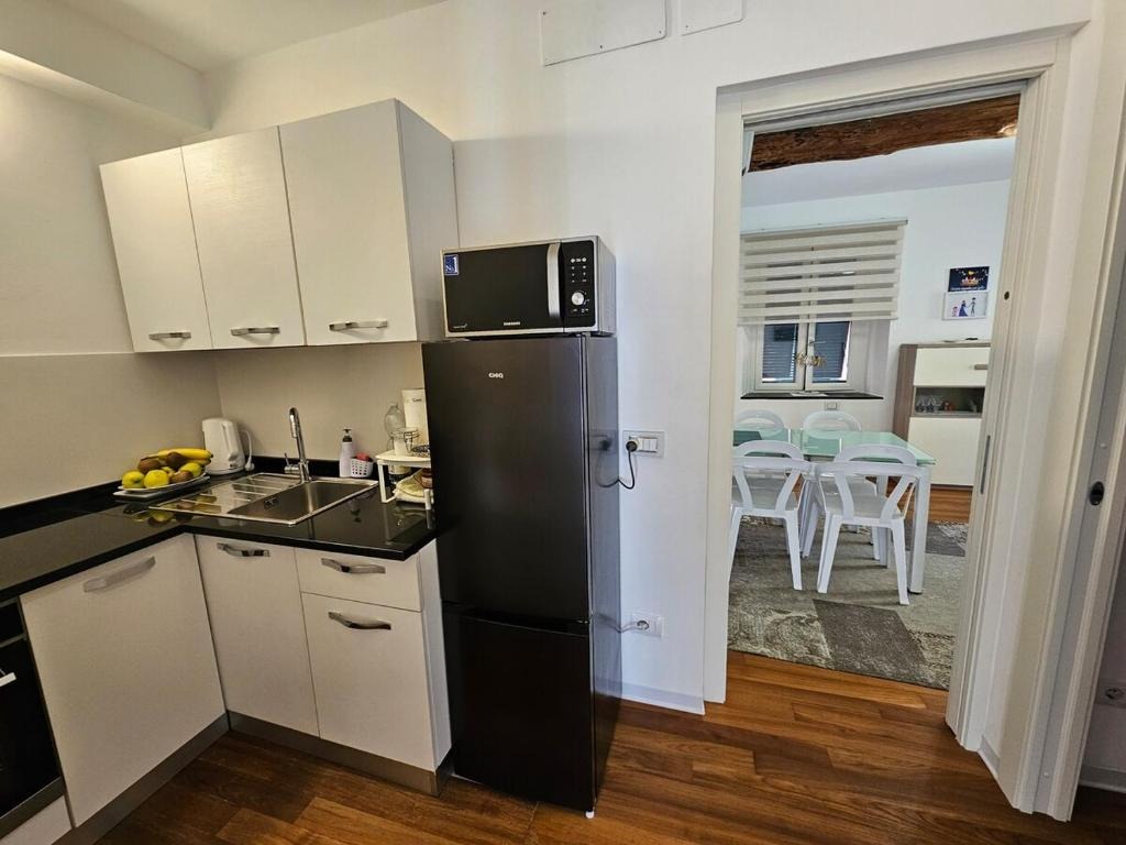 Cucina attrezzata con vista sulla zona pranzo