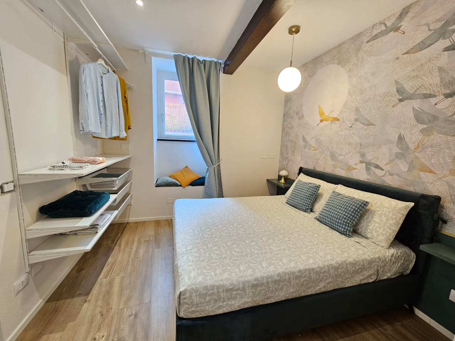Camera da letto matrimoniale con carta da parati e cabina armadio