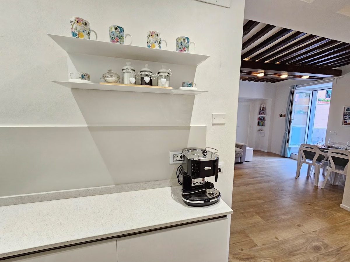 Angolo caffè della cucina con macchina espresso e tazze