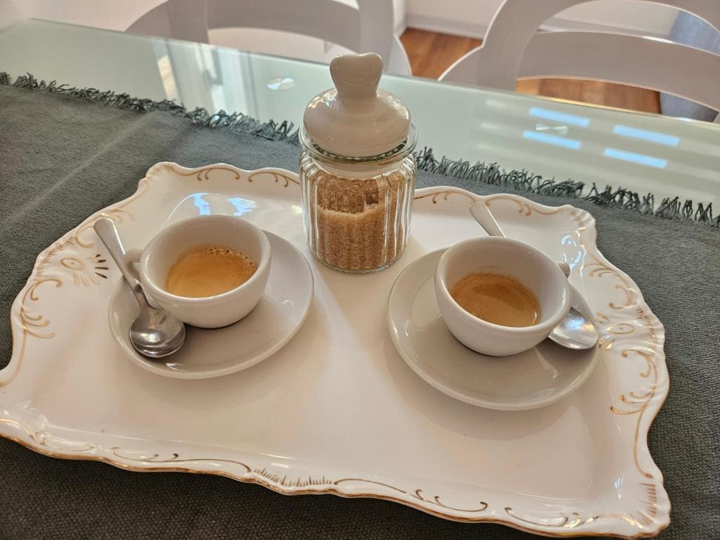 Caffè servito sul tavolo della zona pranzo dell'appartamento