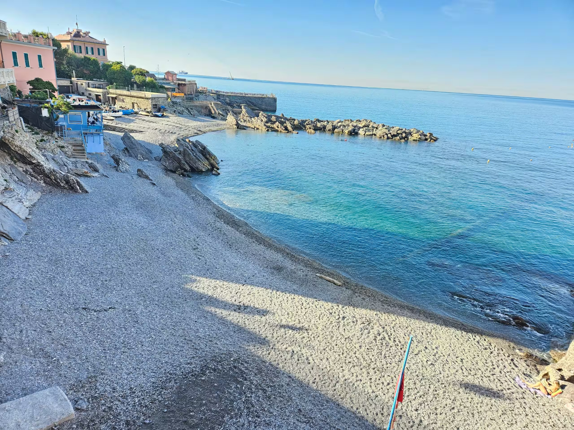 Spiaggia di ciottoli e mare cristallino a Genova Quinto