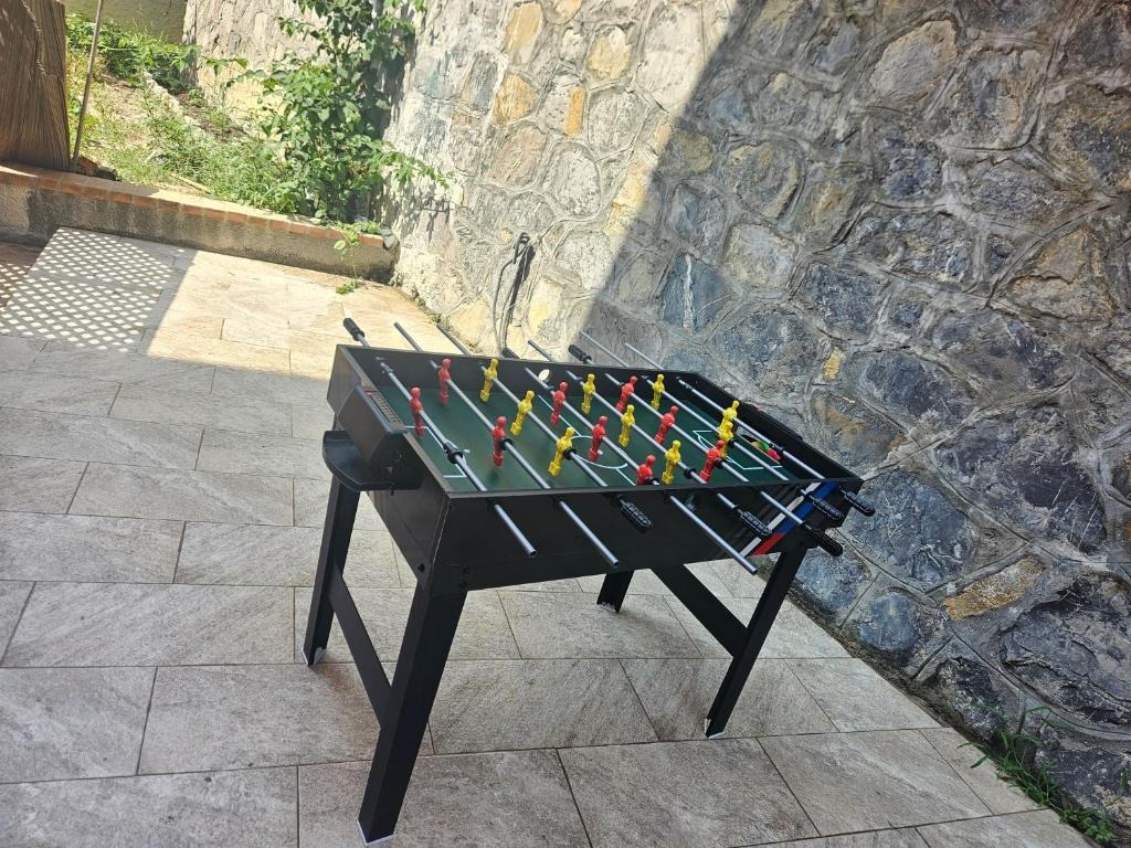 Calcio balilla nel cortile
