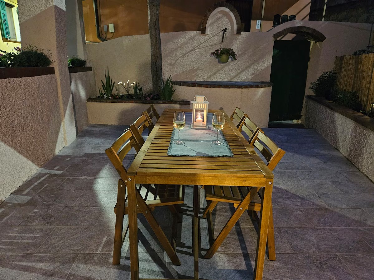 Tavolo del cortile illuminato da candele la sera