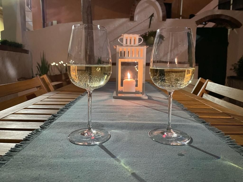 Due calici di vino sul tavolo del cortile