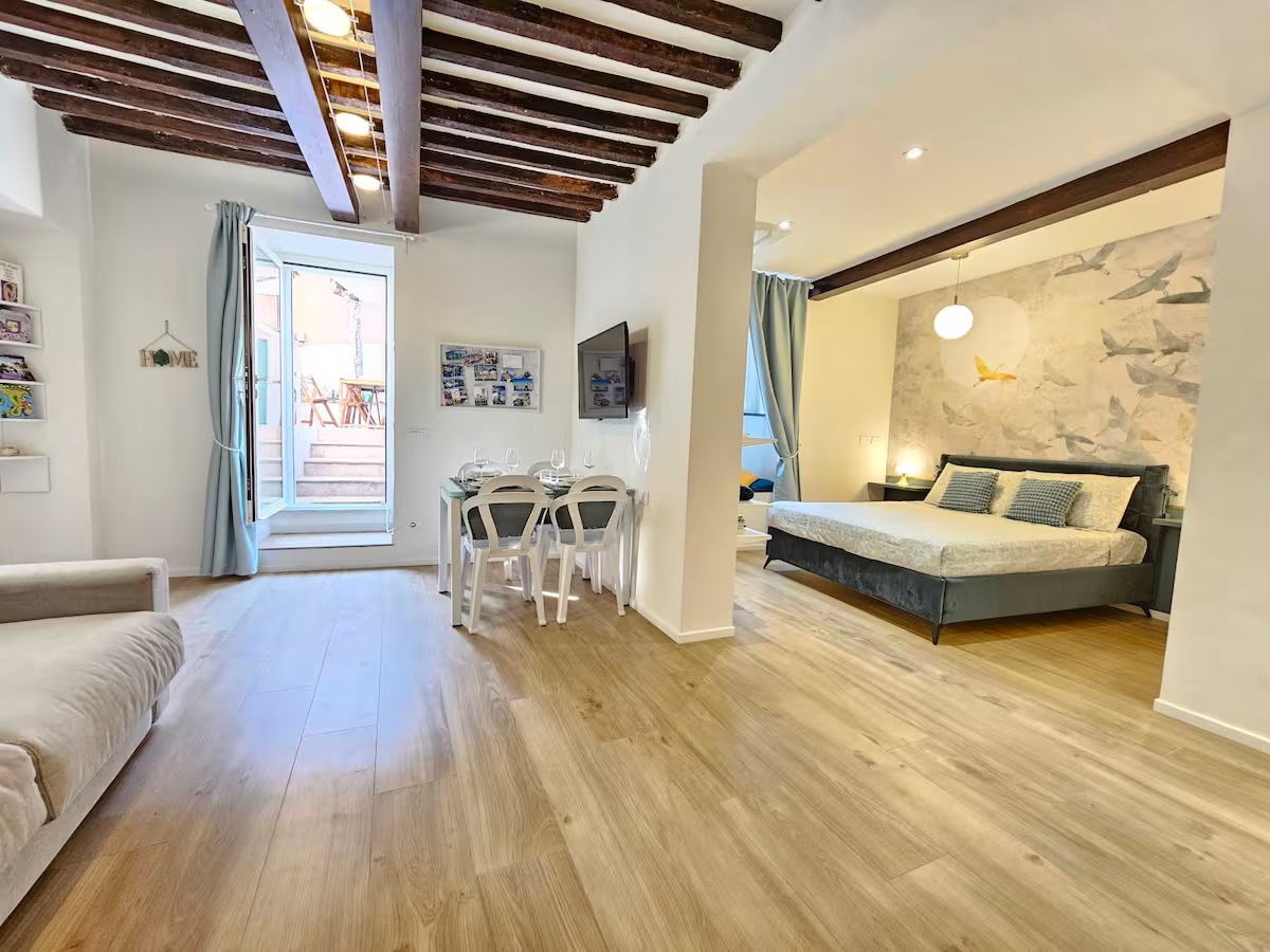 Open space con zona giorno e letto matrimoniale