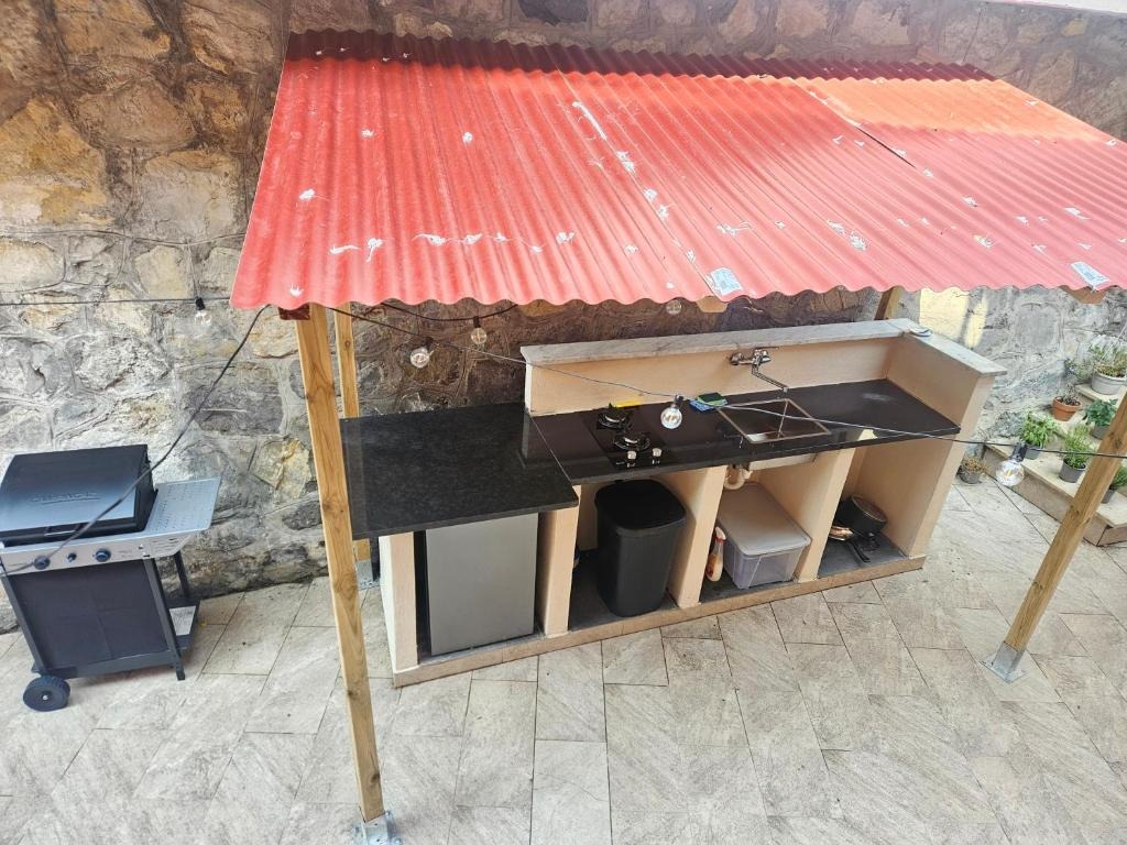 Cucina esterna coperta con lavello e fornello