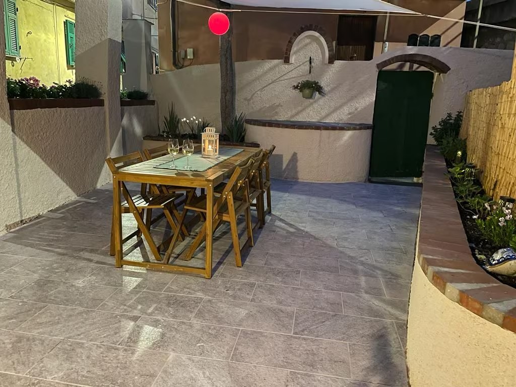 Cortile e patio con tavolo e sedie