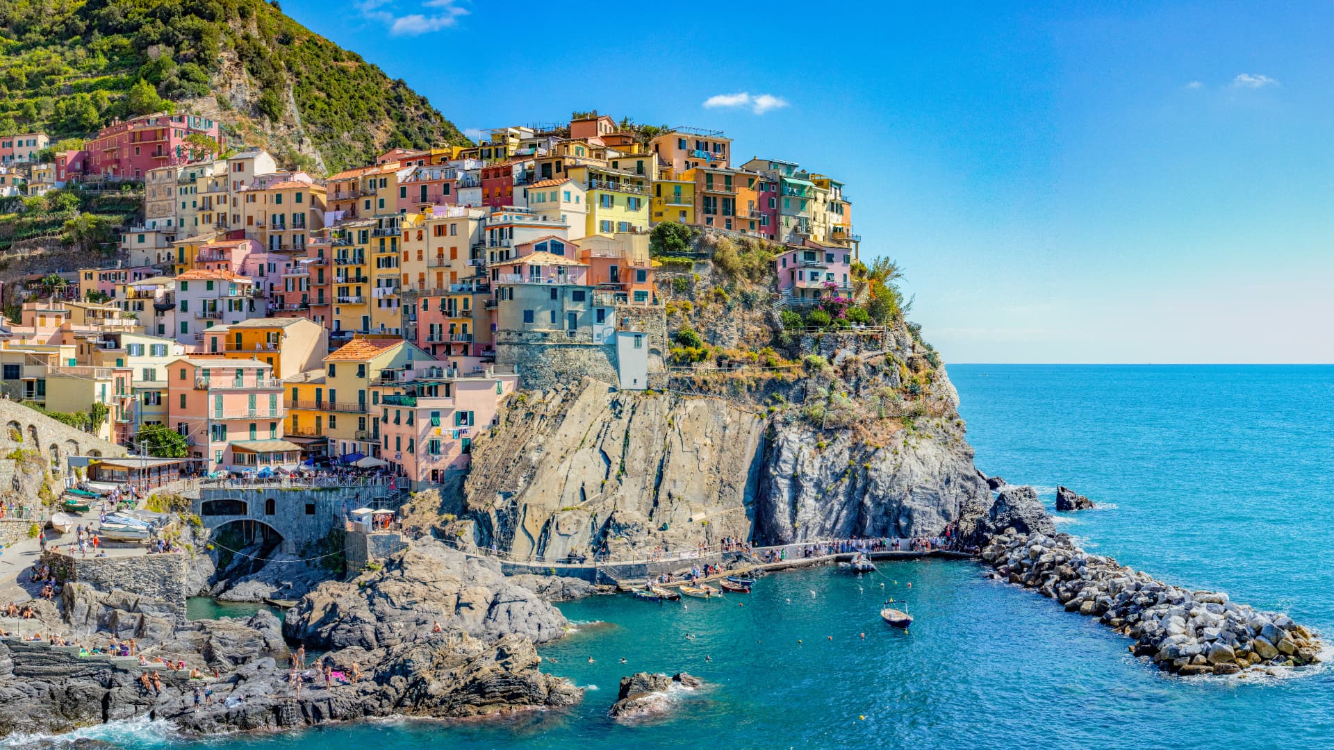 Manarola, borgo colorato delle Cinque Terre sul mare