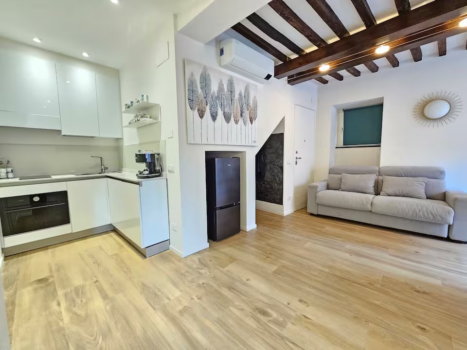 Cucina attrezzata con soggiorno e divano
