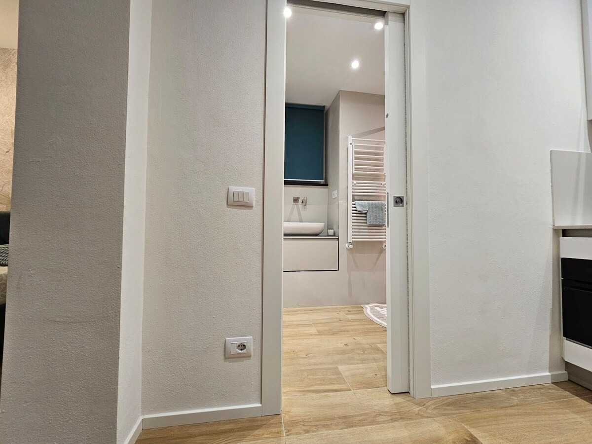 Corridoio con porta scorrevole verso il bagno