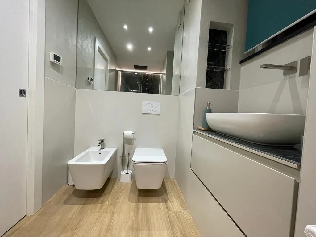 Secondo bagno con bidet e lavabo