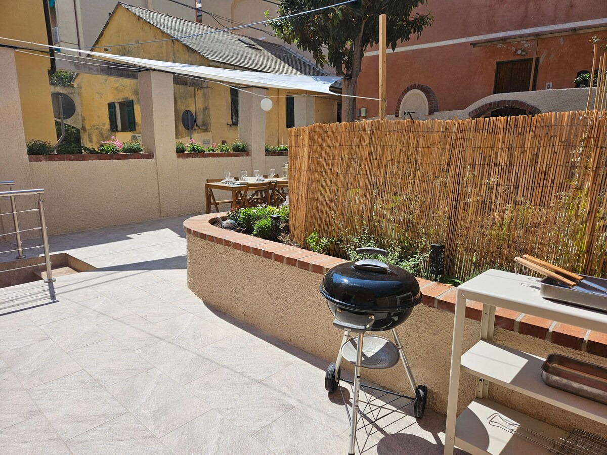 Cortile con barbecue e zona pranzo esterna