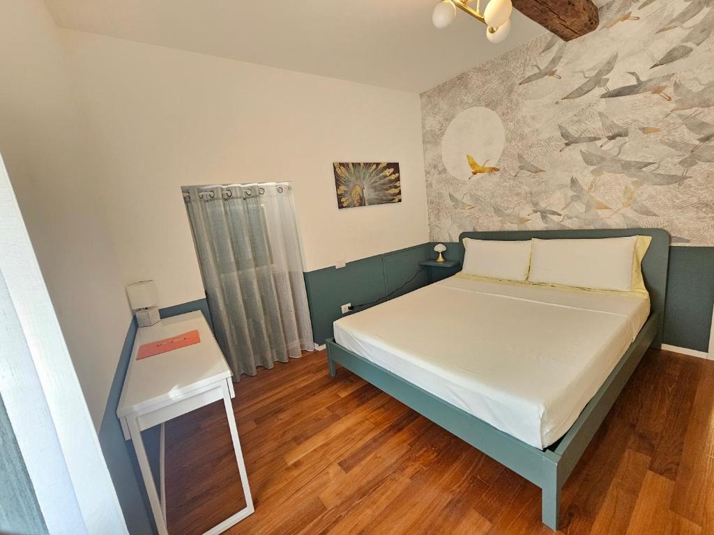 Camera da letto con carta da parati decorativa