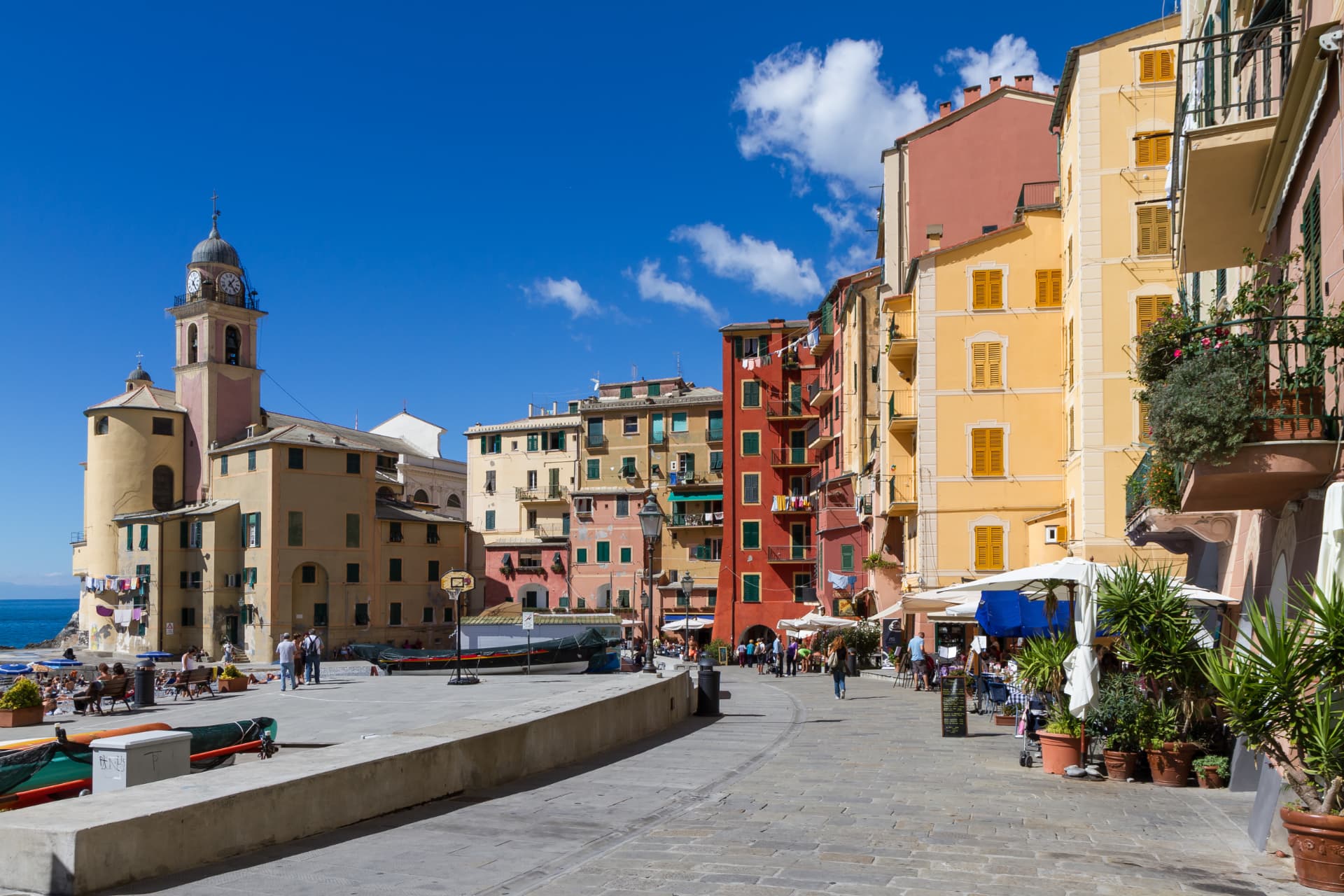 Camogli, passeggiata sul mare con case colorate e la basilica