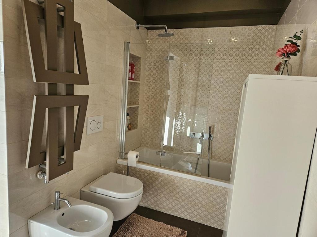 Bagno con vasca e doccia