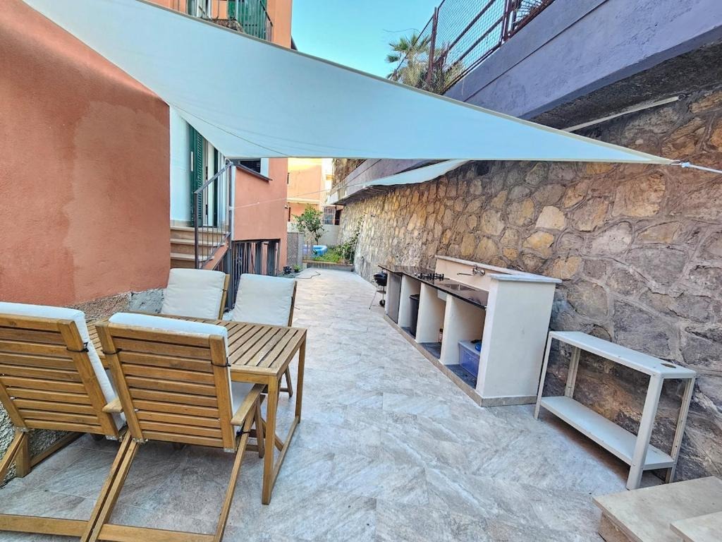 Area relax nel cortile con tavolo e sedie